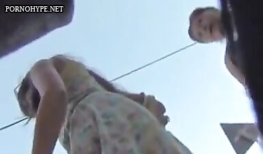 Подсматривающий парень за юбками девушек в городе: грязное видео