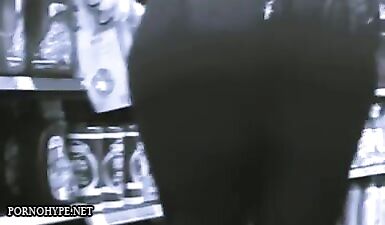 Эбонитовая шлюха в лосинах демонстрирует свою огромную жопу в магазине на скрытую камеру