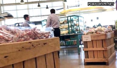 Шалава в лосинах хочет жесткий хуй в попке: скрытая камера в магазине
