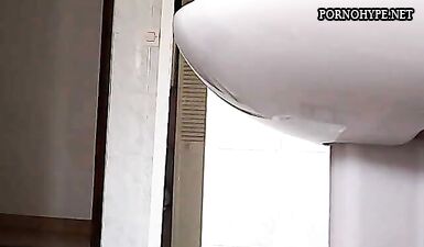 Девочка меняет белье и демонстрирует свою привлекательную попу на скрытую камеру