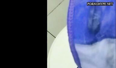 Сын шпионит за мамой в туалете и вдыхает ее грязные волосатые трусы