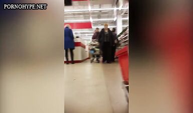 Подглядывание за женщинами в магазине с матом: скрытая камера