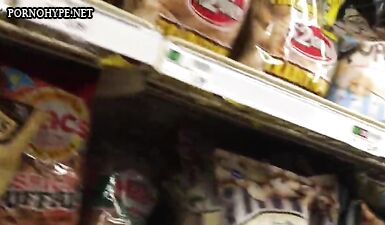 Скрытая камера в магазине: брюнетка показывает упругую попу в лосинах