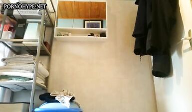 Худая девочка в ванной демонстрирует свою киску перед скрытой камерой