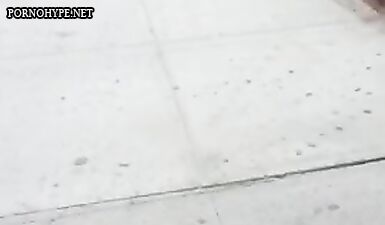 Горячая красотка в узких джинсах демонстрирует свою пышную задницу на скрытую камеру
