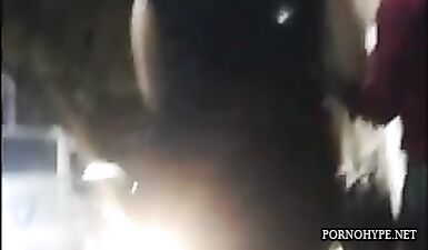 Дерзкий пес снимает большие жопы на улице вечернего города