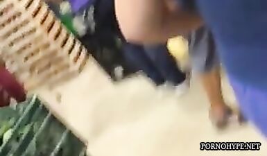 Горячая шопоголичка трахается в магазине перед скрытой камерой
