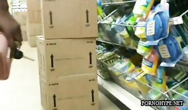 Беременные женщины в лосинах показывают большие задницы в магазине и на улице (скрытая камера)