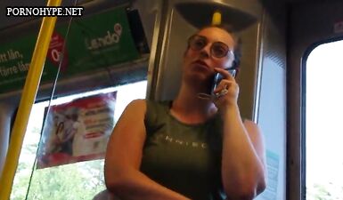 Скрытая камера уловила шикарную шлюху в черных леггинсах в общественном транспорте.