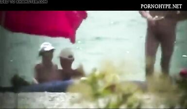 Большегрудая шалава плавает на пляже и возбуждает мужиков скрытыми камерами