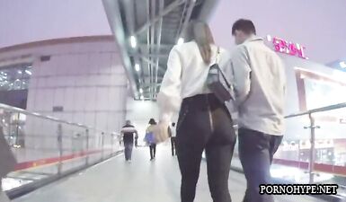 Скрытая камера: Мастурбирующий парень и азиатская девушка в тесных штанах в общественном транспорте