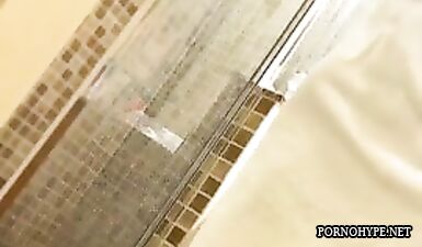 Скрытая камера поймала шалаву с открытой киской