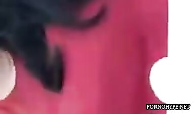 Пышка показывает свои огромные сиськи на камеру