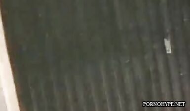 Сексуальная красотка демонстрирует свои сиськи в очереди перед скрытой камерой