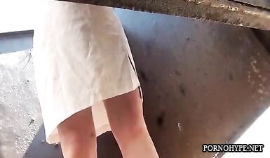 Зрелая бабка с обвисшей грудью и волосатой киской переодевается в пляжной кабинке