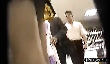 Шлюха в юбке трахается с возбужденным парнем: жесткий секс подсолнуховой девушки.