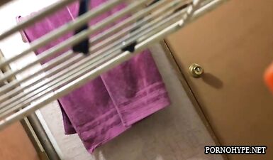 Подглядывающий сын на толстую маму: скрытая камера