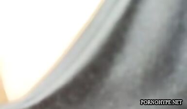 Сексуальная девушка с большой грудью и упругой задницей застукала парня в метро на скрытую камеру