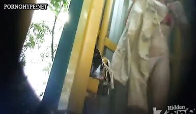 Сексуальная крошка раздевается перед скрытой камерой в раздевалке