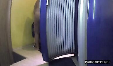 Дрянная шалава раздевается в солярии перед скрытой камерой