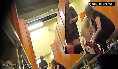 Женские сиськи и ругательства: скрытая камера в раздевалке