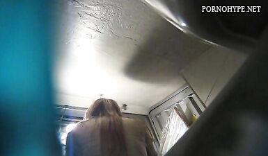 Скрытая камера в общественном туалете: шлюха в белых штанах делает минет