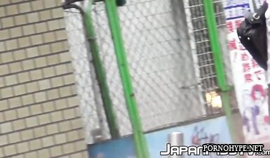 Сексуальная шалость: Запретное видео скрытой камеры в уборной