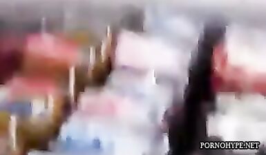 Скрытая камера поймала горячую малышку без трусов! Шпионаж за юбкой привел к страстному сексу!