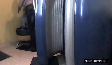Скрытая камера поймала сиськи в солярии