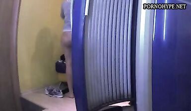 Скрытая камера в женской раздевалке: девки раздеваются незаметно!