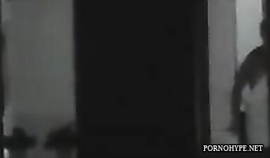 Скрытая камера в душевой: шлюхи моются