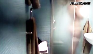 Скрытая камера в ванной: Обнаженная девка не подозревает, что ее шпионят!