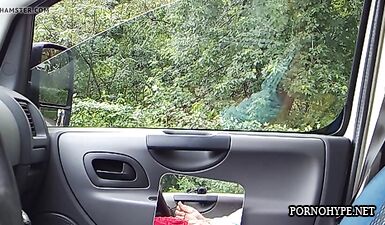 Мастурбирует в авто, пока шлюхи проходят мимо на улице