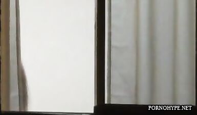 Дрочит на молоденьких блядей через окно: порно с мастурбацией перед зеркалом