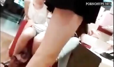Подглядывающий ублюдок снимает на камеру девчонок в мини-юбках в магазине обуви