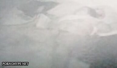 Шальная баба мастурбирует на кровати перед скрытой камерой