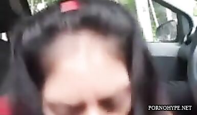 Армянская шлюха отсасывает член в авто, не подозревая о скрытой камере