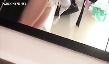 Школьница поймала на видео в раздевалке магазина