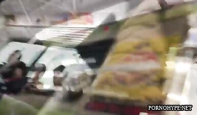 Школьница не знает, что ее трусики снимают на скрытую камеру