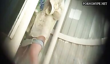 Скрытая камера уловила зрелую даму с волосатой писей в раздевалке на пляже, где она мастурбировала в трусики