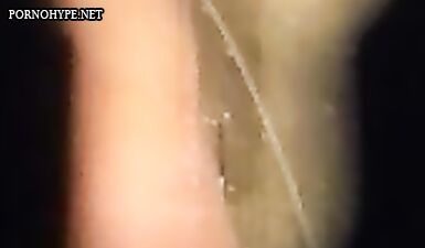 Скрытая камера: трахнул подругу в душе через щель в стене