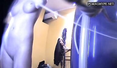 Жгучая красотка хочет идеальный загар в солярии на скрытую камеру