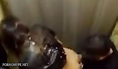 Скрытая камера: Развратная крошка соблазнила парня в примерочной и потрахалась на видео.