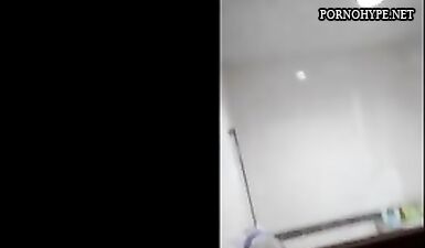 Групповой секс в общежитии: парень снимает, как трахает нескольких шлюх в душе