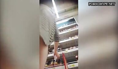 Юные девочки на скрытой камере: подолы и постель