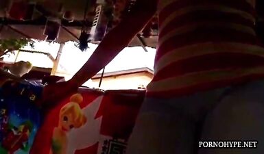 Большая жопа в узких штанах: скрытая камера на рынке