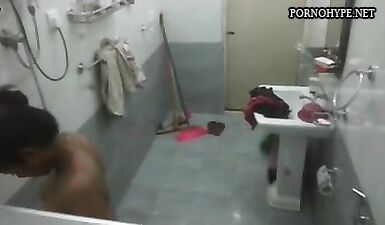 Армянская девушка в душе на скрытую камеру: голая красотка показывает все!