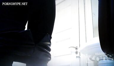 Скрытая камера поймала глотающую сучку в убитой комнате