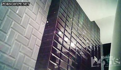 Шпионаж за писающей девкой в общественном сортире