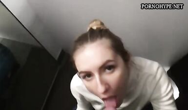 Жесткий оральный секс от русской девки в примерочной